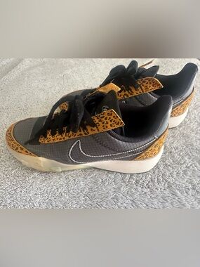Nike Women's Gray & Leopard Print Sneakers
